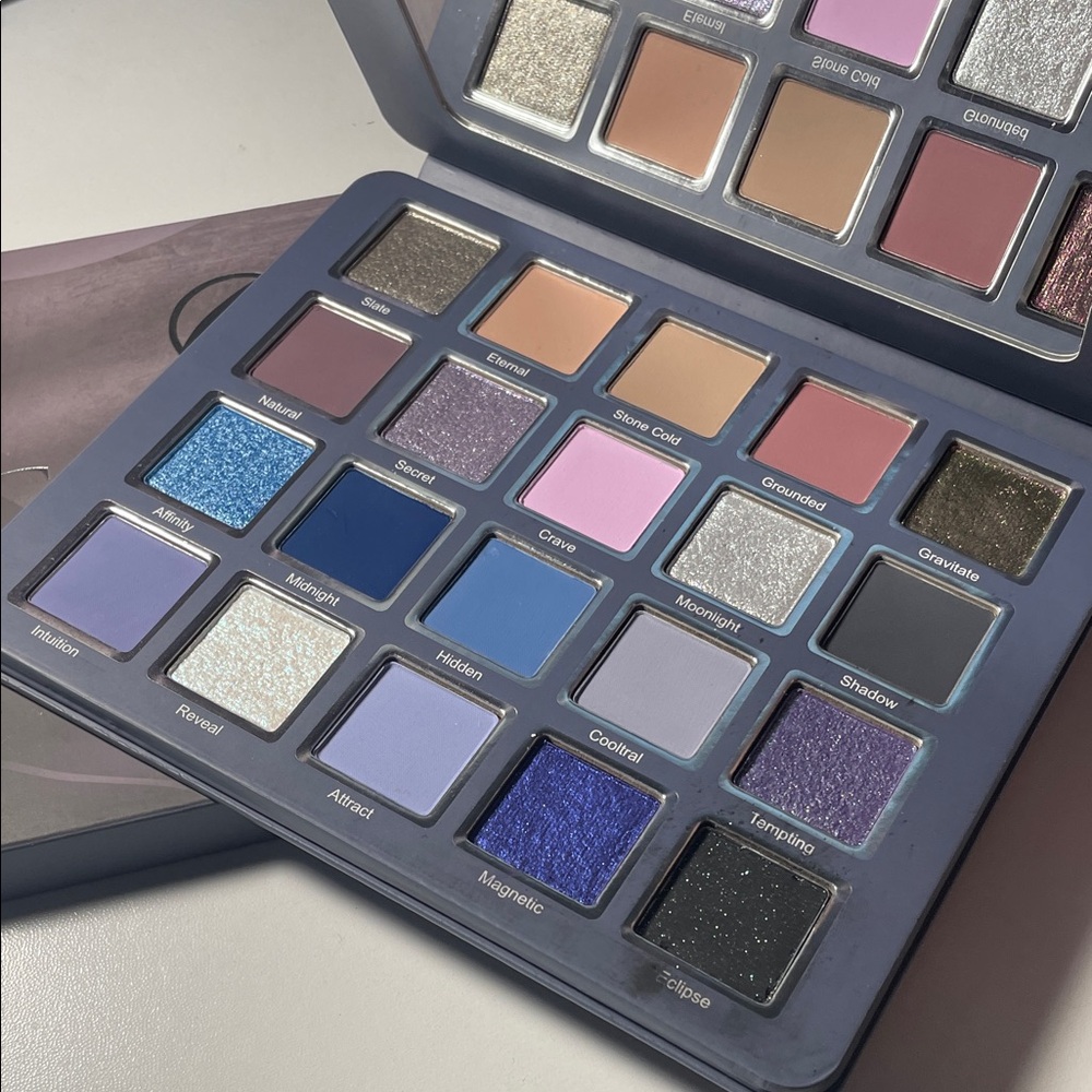 Cosmic brushes cooltrals eyeshadow palette